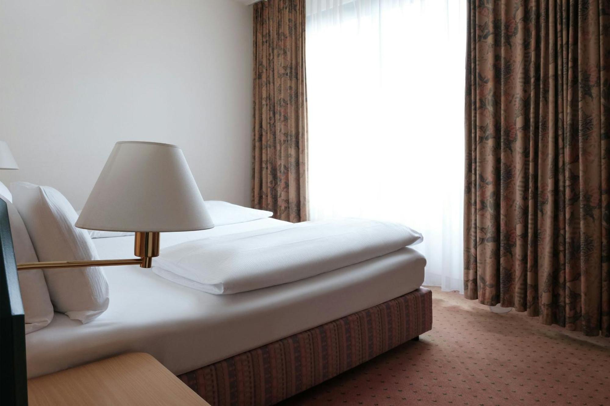 Four Centre Hotel 4*